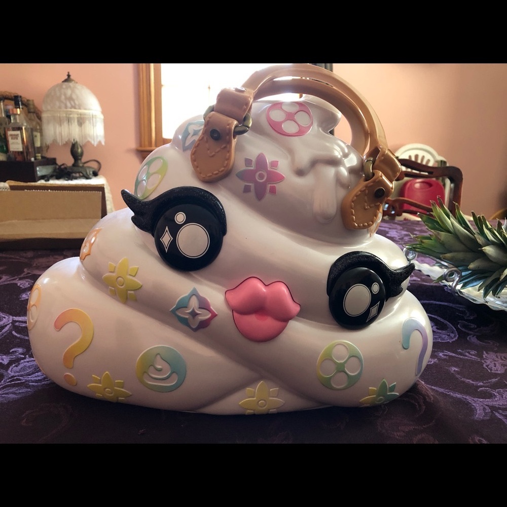 Pooey Puitton Purse and 35+ magic slime surprises